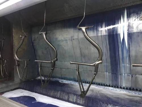 自行車涂裝噴漆現(xiàn)場-京上環(huán)保
