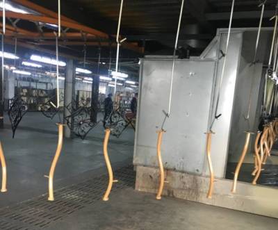 家具廠噴漆現(xiàn)場圖